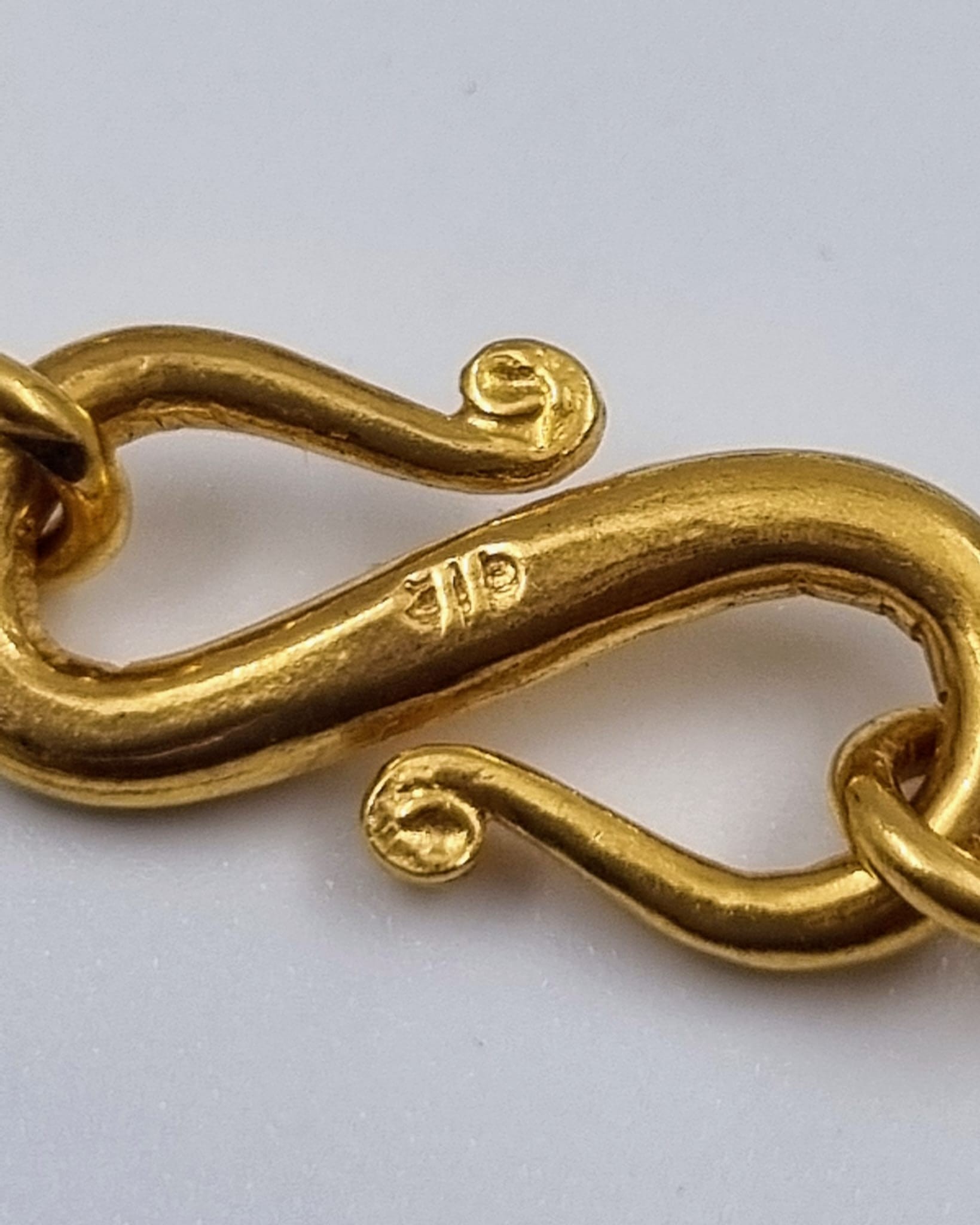 A 22k Yellow Gold Teardrop-Link Chain with S Clasp. 70cm. 53.9g - Image 2 of 4