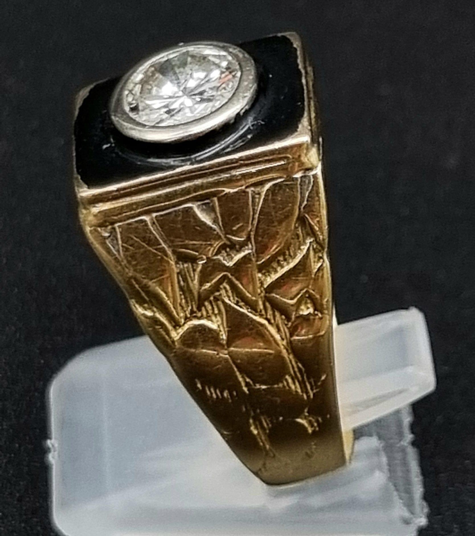 A Striking 18K Yellow Gold Black Enamel and Diamond Ring. Round brilliant cut central diamond 1. - Image 4 of 9