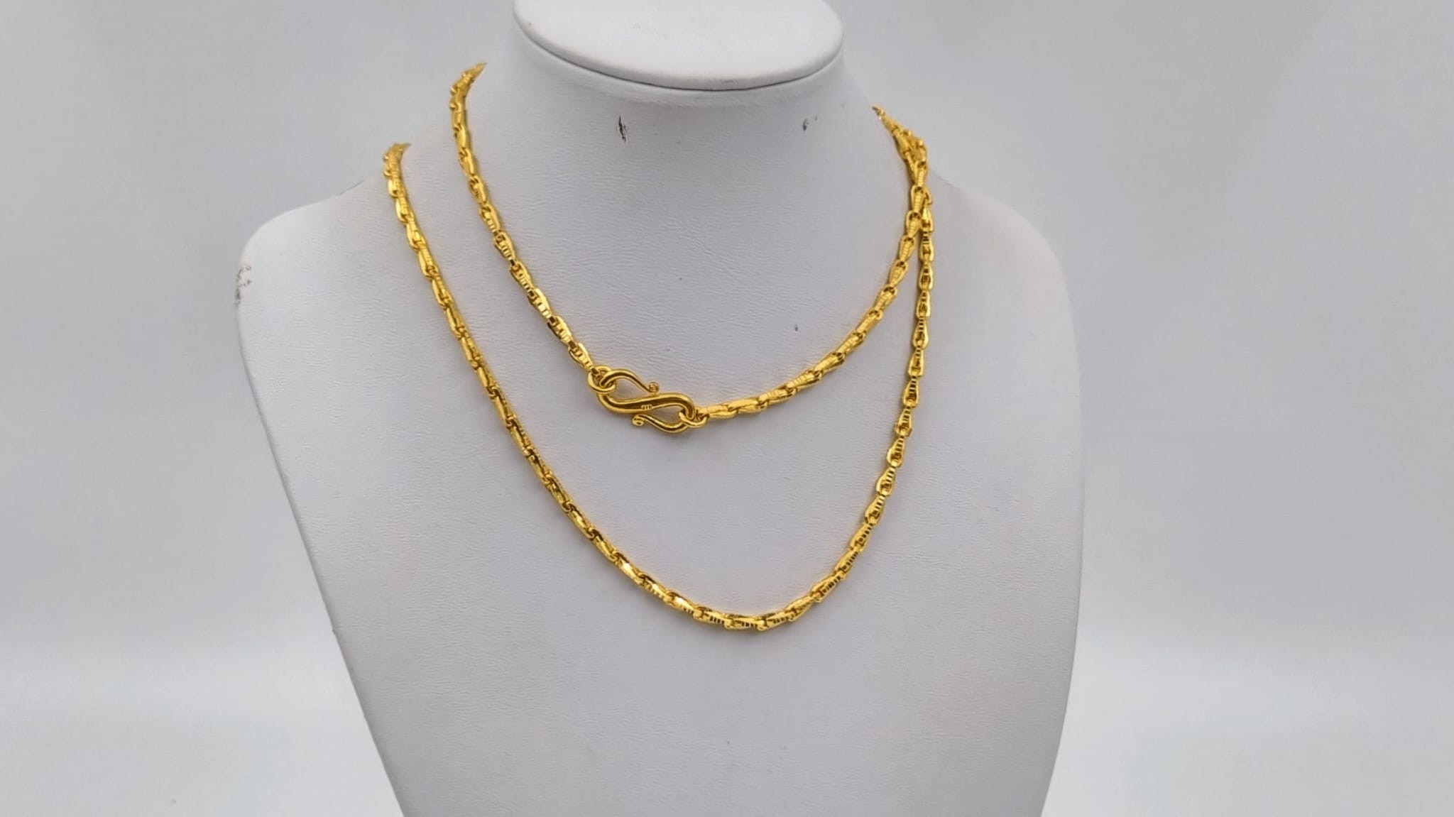 A 22k Yellow Gold Teardrop-Link Chain with S Clasp. 70cm. 53.9g - Image 4 of 4