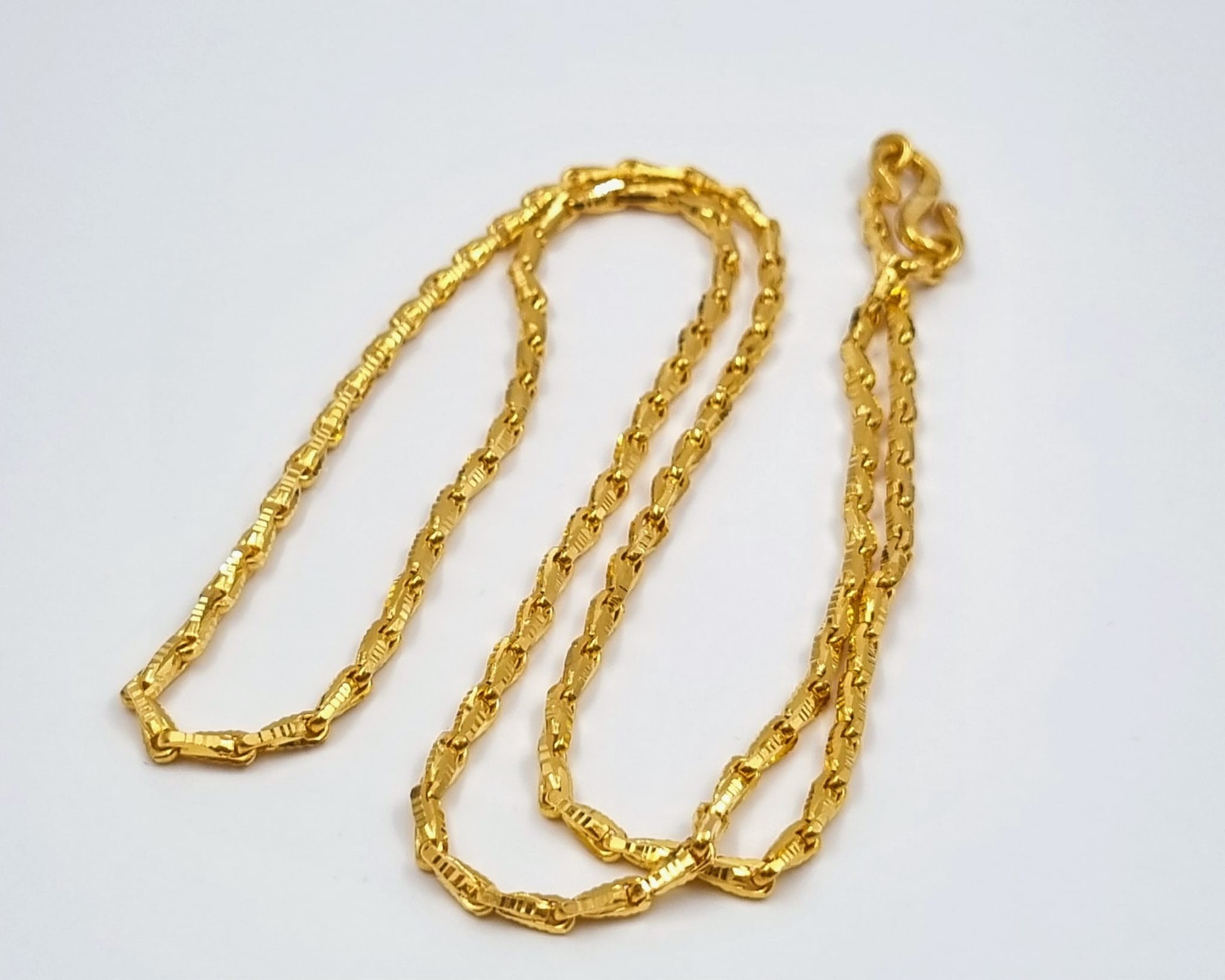 A 22k Yellow Gold Teardrop-Link Chain with S Clasp. 70cm. 53.9g