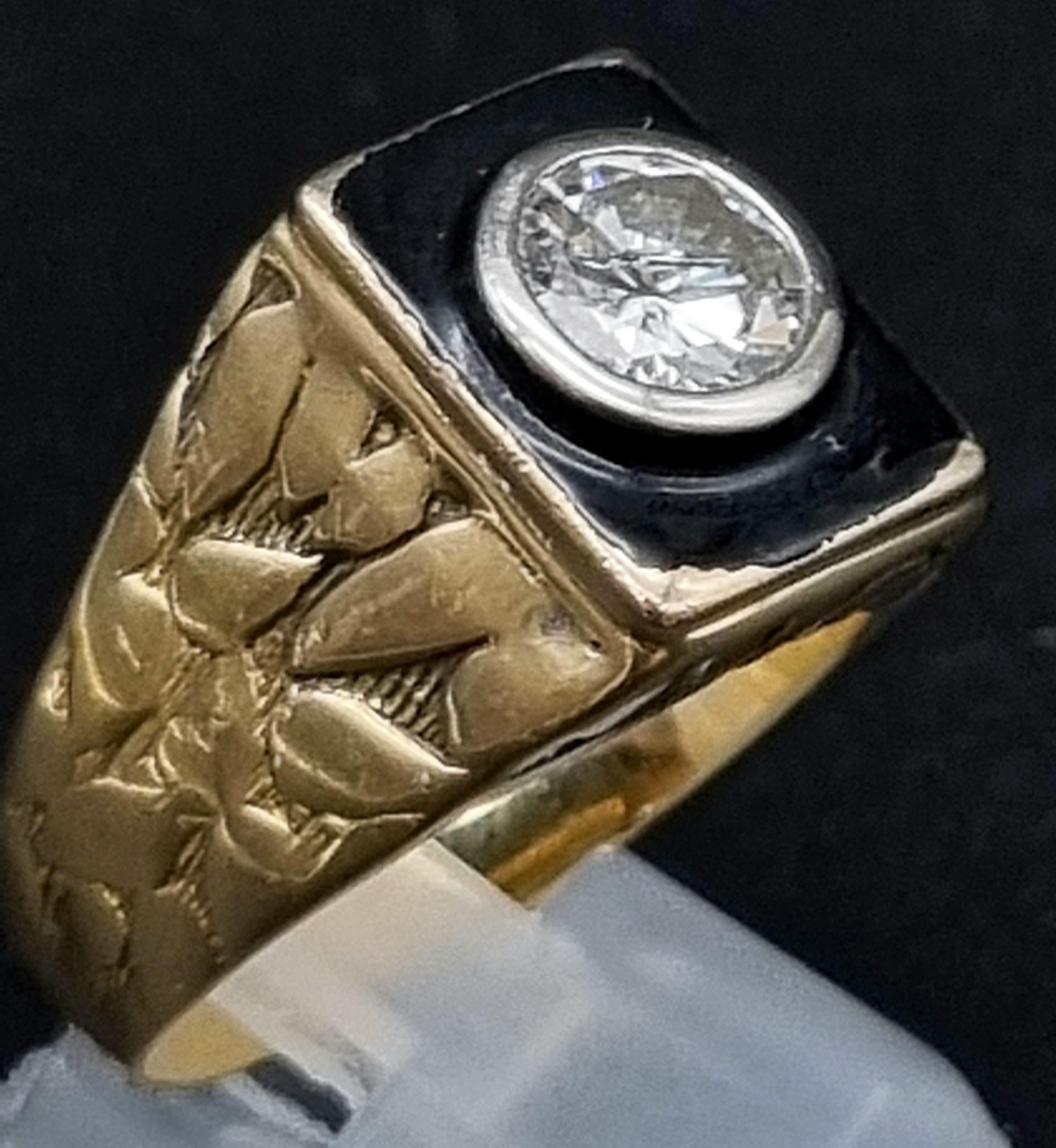 A Striking 18K Yellow Gold Black Enamel and Diamond Ring. Round brilliant cut central diamond 1. - Image 6 of 9