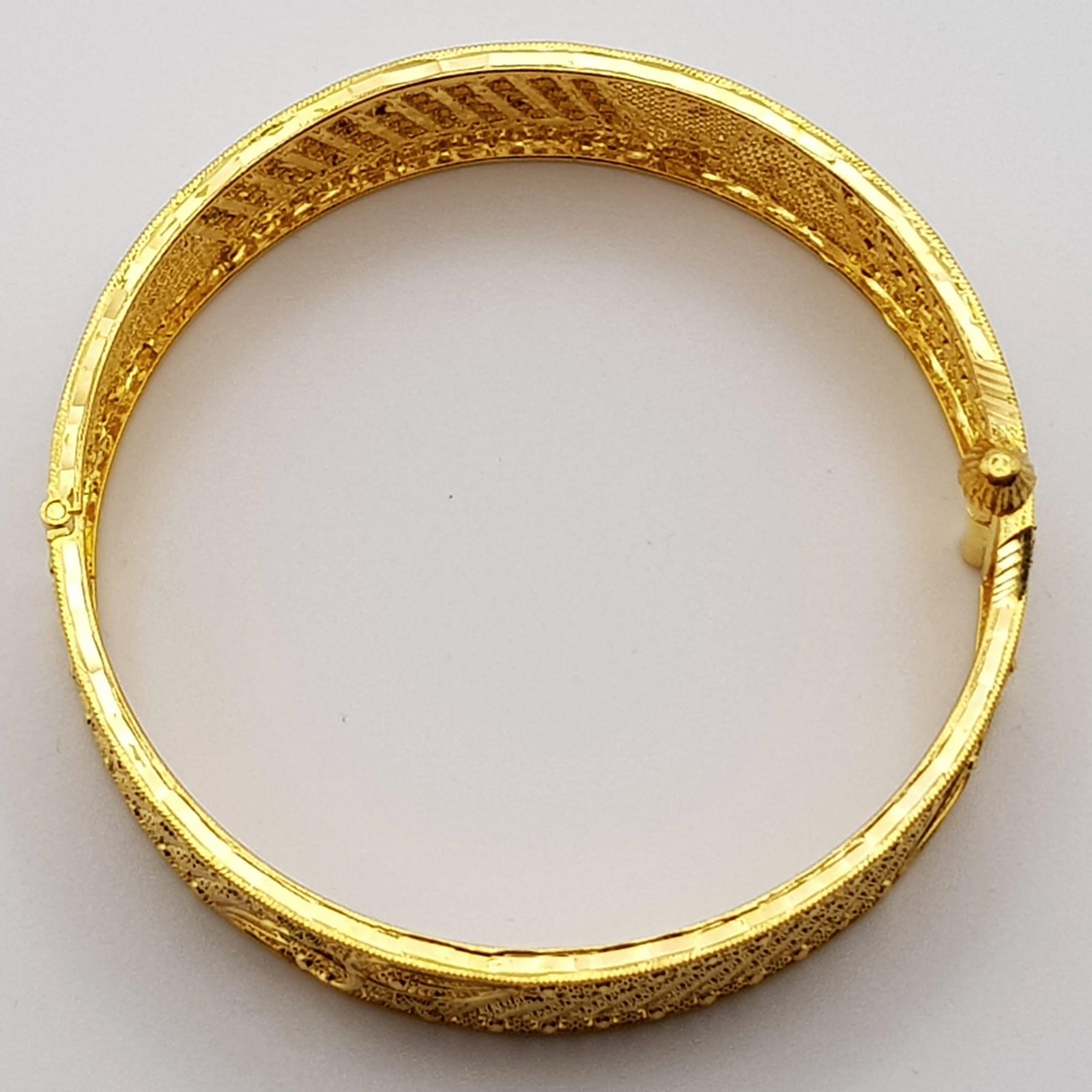 A 22K Yellow Gold Bangle. Incredible filigree and piercing decoration. Screw clasp for easy - Image 5 of 6