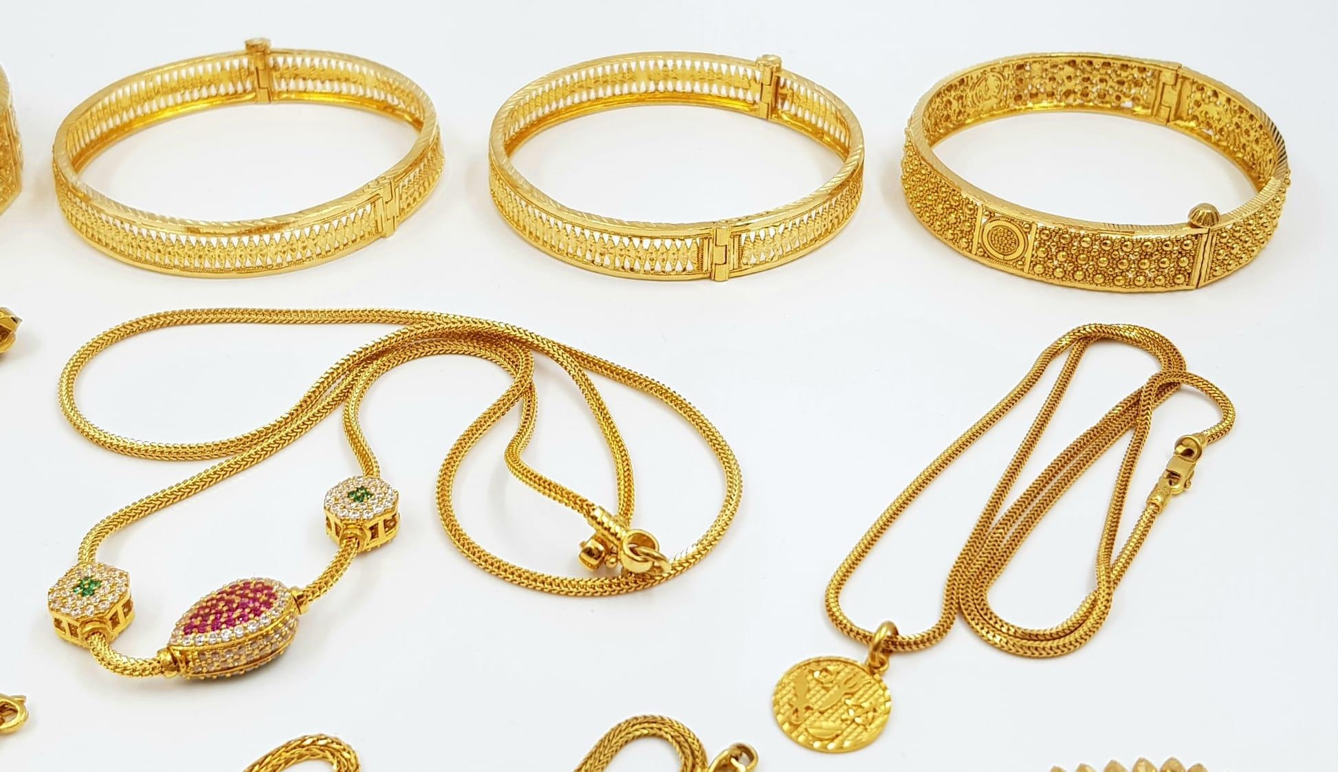 An Immense Lot of 18K and 22K Yellow Gold. 18K to include: 2 bangles - 6cm inner diameter, 2 - Image 3 of 15