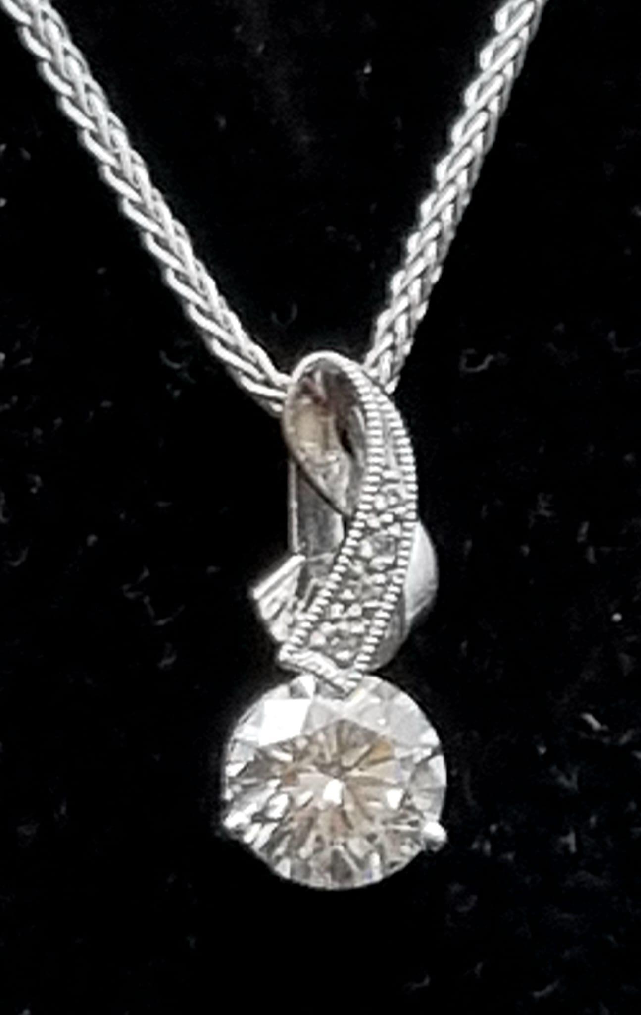 An 18k White Gold Diamond Pendant on a 14K White Gold Necklace. Round brilliant cut diamond - 0. - Image 6 of 7