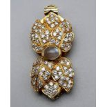 AN 18K GOLD AND DIAMOND SET CLASP WITH .9ct DIAMONDS . 8.7gms