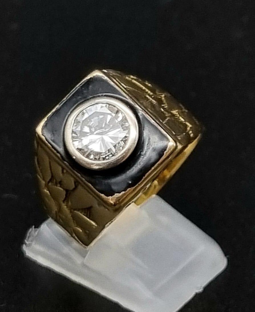 A Striking 18K Yellow Gold Black Enamel and Diamond Ring. Round brilliant cut central diamond 1. - Image 2 of 9