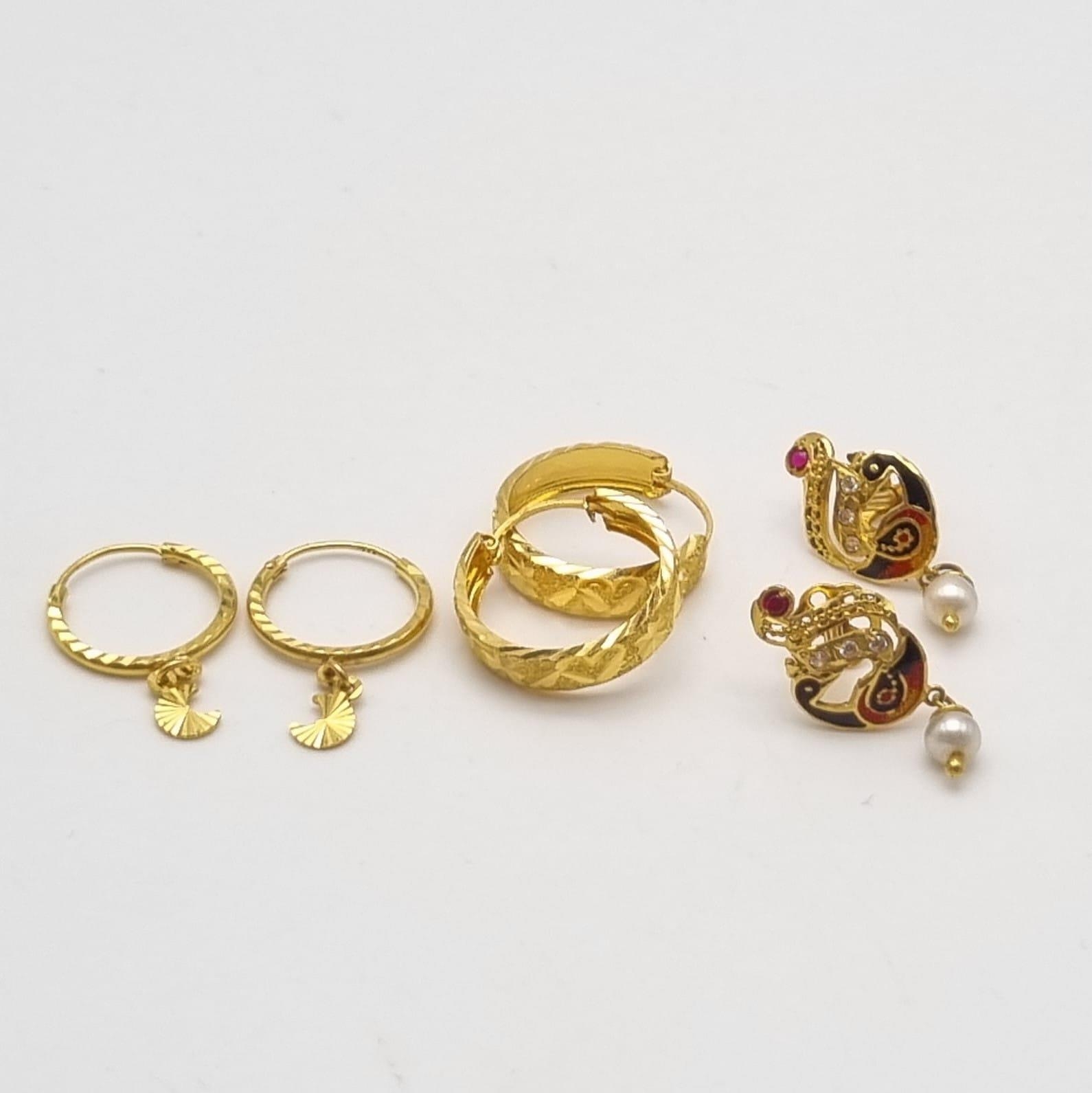 A 22k Yellow Gold Varied Jewellery Selection - Three bracelets, Two rings - size X and T, Five - Image 4 of 6