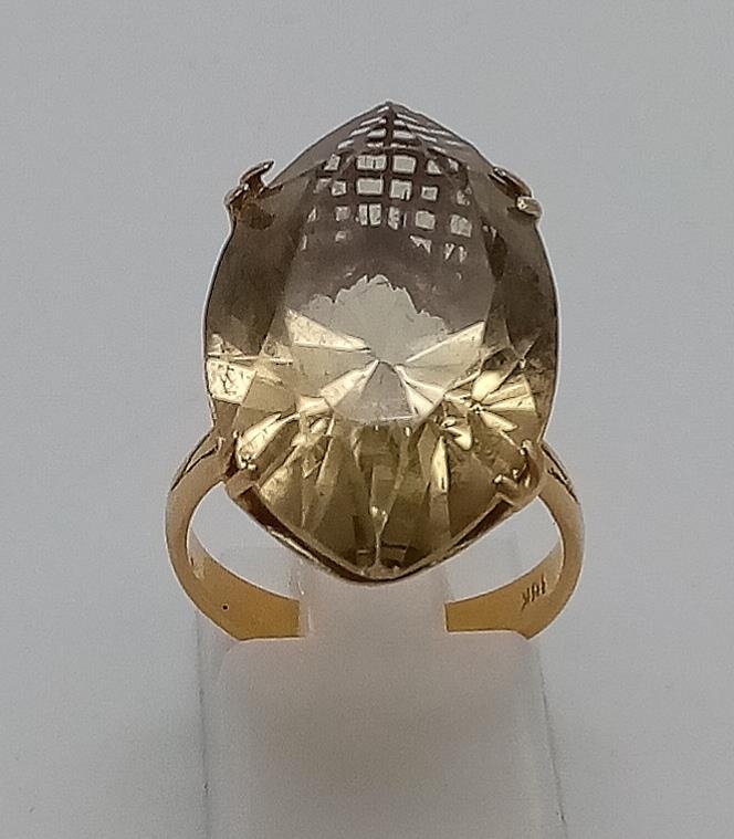 AN 18K YELLOW GOLD AND CITRINE DRESS RING . 8gms size N