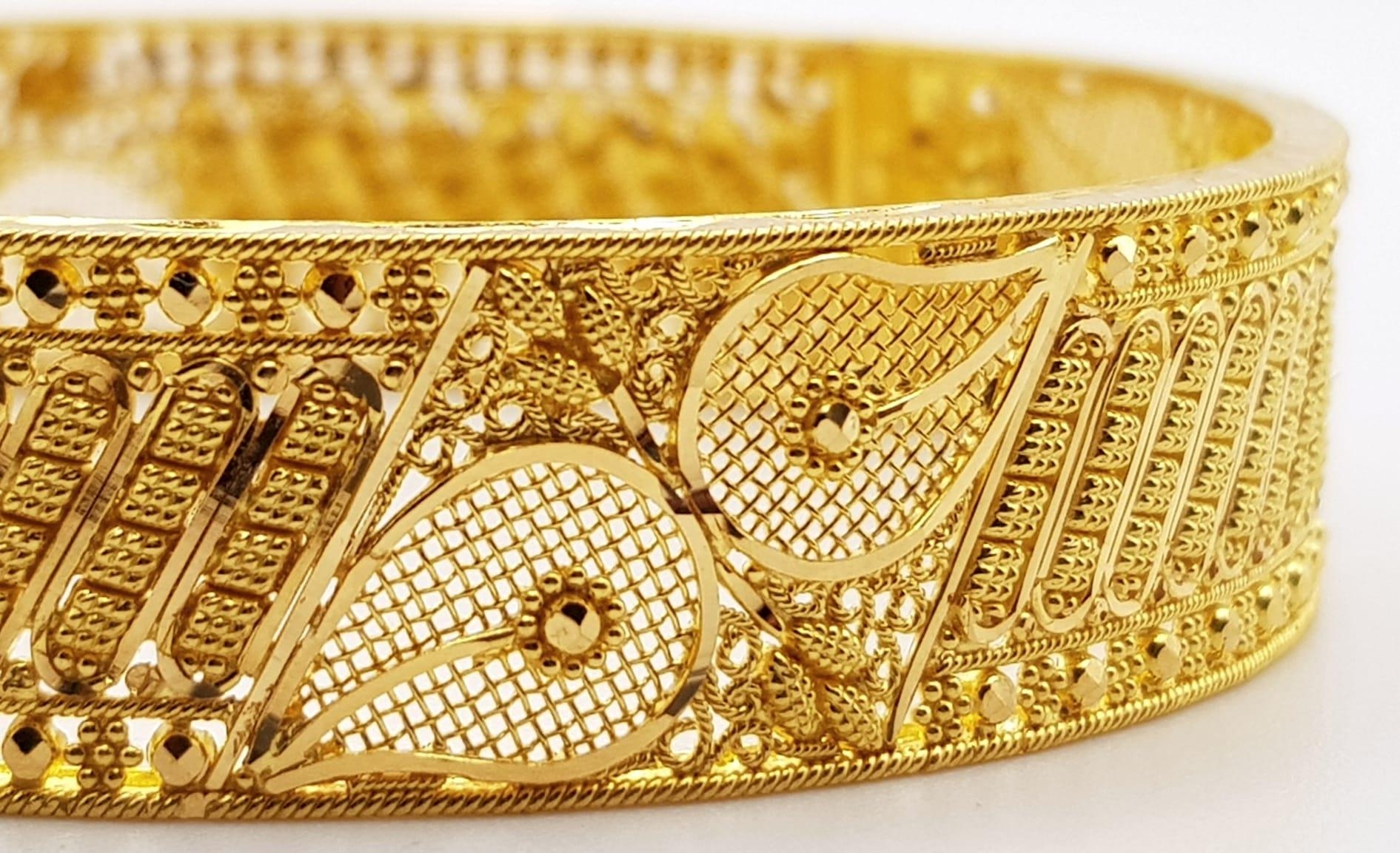 A 22K Yellow Gold Bangle. Incredible filigree and piercing decoration. Screw clasp for easy - Image 3 of 6