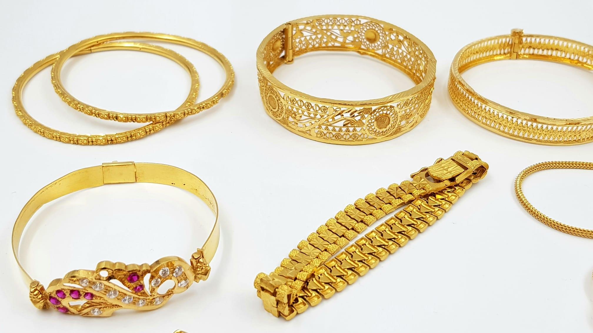 An Immense Lot of 18K and 22K Yellow Gold. 18K to include: 2 bangles - 6cm inner diameter, 2 - Image 2 of 15