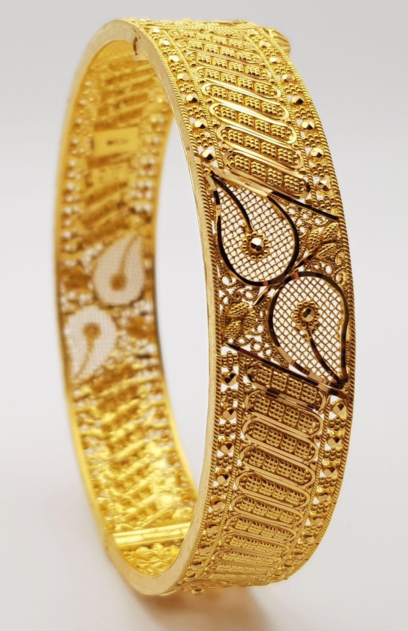 A 22K Yellow Gold Bangle. Incredible filigree and piercing decoration. Screw clasp for easy - Image 2 of 6