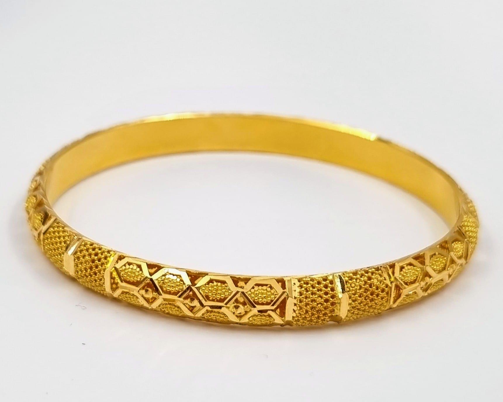 Four 22k Yellow Gold Asian Wedding Bangles. Geometric pierced decoration throughout. 6.5cm inner - Image 3 of 4