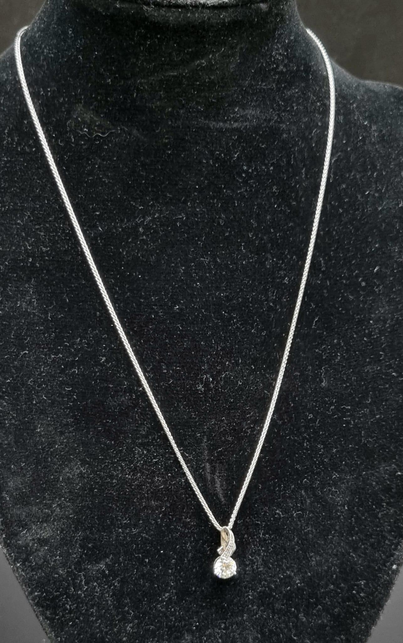 An 18k White Gold Diamond Pendant on a 14K White Gold Necklace. Round brilliant cut diamond - 0. - Image 5 of 7