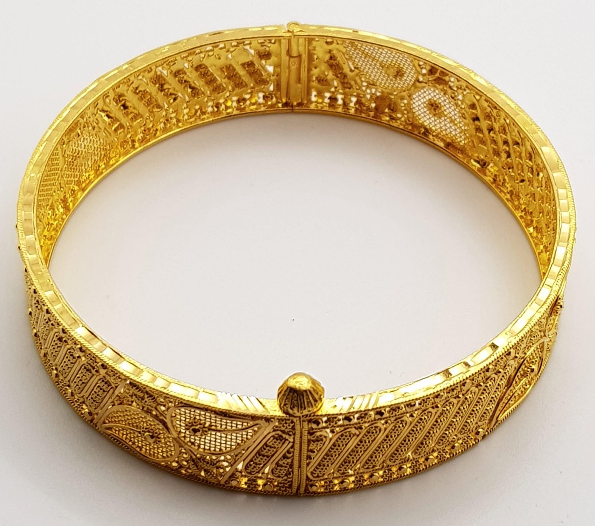 A 22K Yellow Gold Bangle. Incredible filigree and piercing decoration. Screw clasp for easy - Image 4 of 6