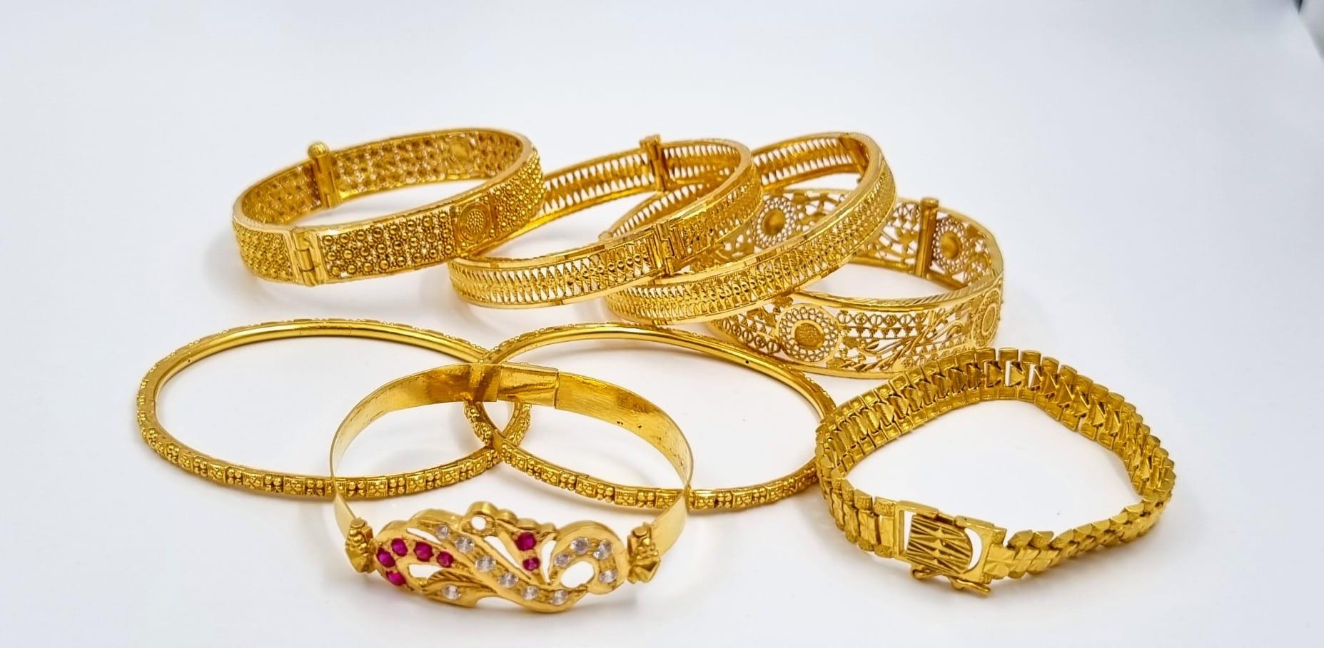 An Immense Lot of 18K and 22K Yellow Gold. 18K to include: 2 bangles - 6cm inner diameter, 2 - Image 11 of 15