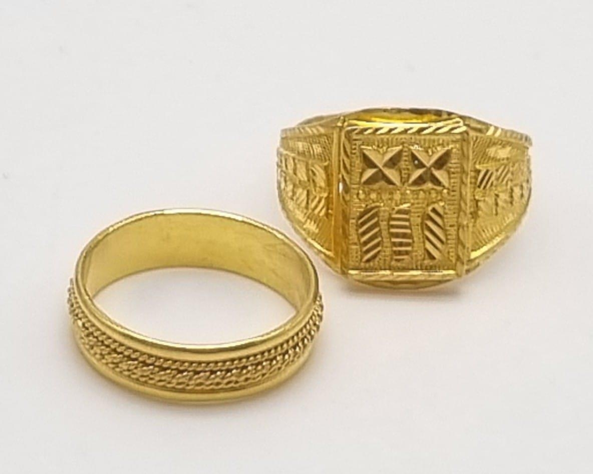 A 22k Yellow Gold Varied Jewellery Selection - Three bracelets, Two rings - size X and T, Five - Image 5 of 6