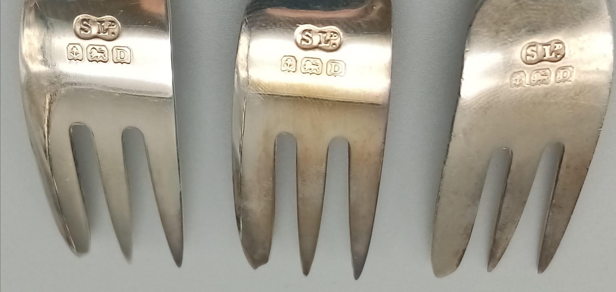 A Set of Six Pastry Desert Spoons with Serving Fork. Hallmarks for Birmingham 1928. 136g total - Image 4 of 6