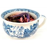 A WEDGWOOD CHAMBER POT IN THE WILLOW PATTERN CIRCA 1900 FILLED WITH POT POURRI. (BETTER THAN