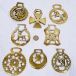 A SELECTION OF 8 HORSE BRASSES ALL IN GOOD CONDITION