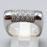 18K WHITE GOLD DIAMOND CLUSTER BAR RING. 9.9G 0.40CT