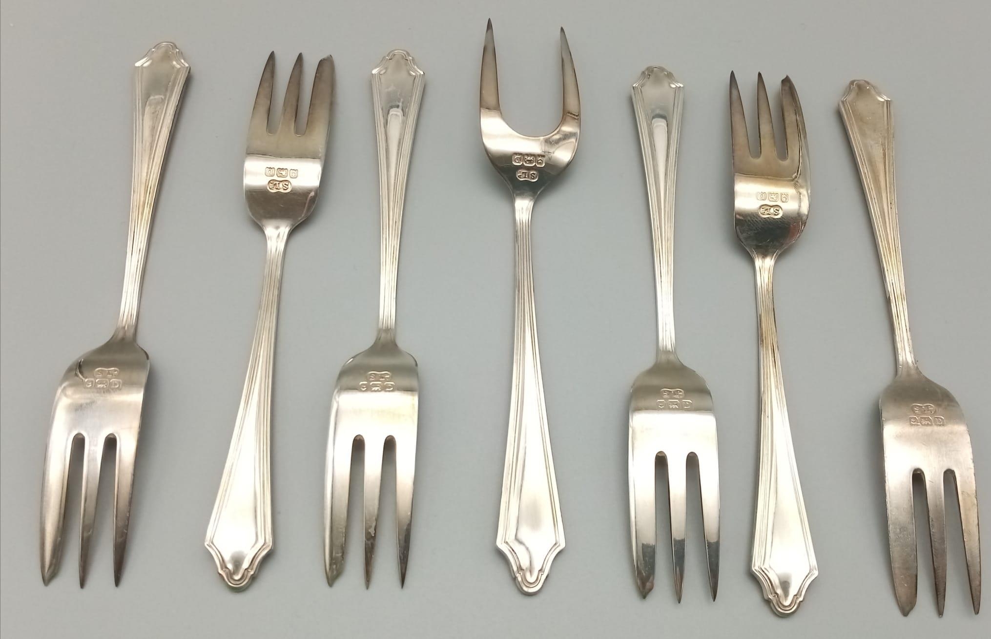 A Set of Six Pastry Desert Spoons with Serving Fork. Hallmarks for Birmingham 1928. 136g total - Image 3 of 6