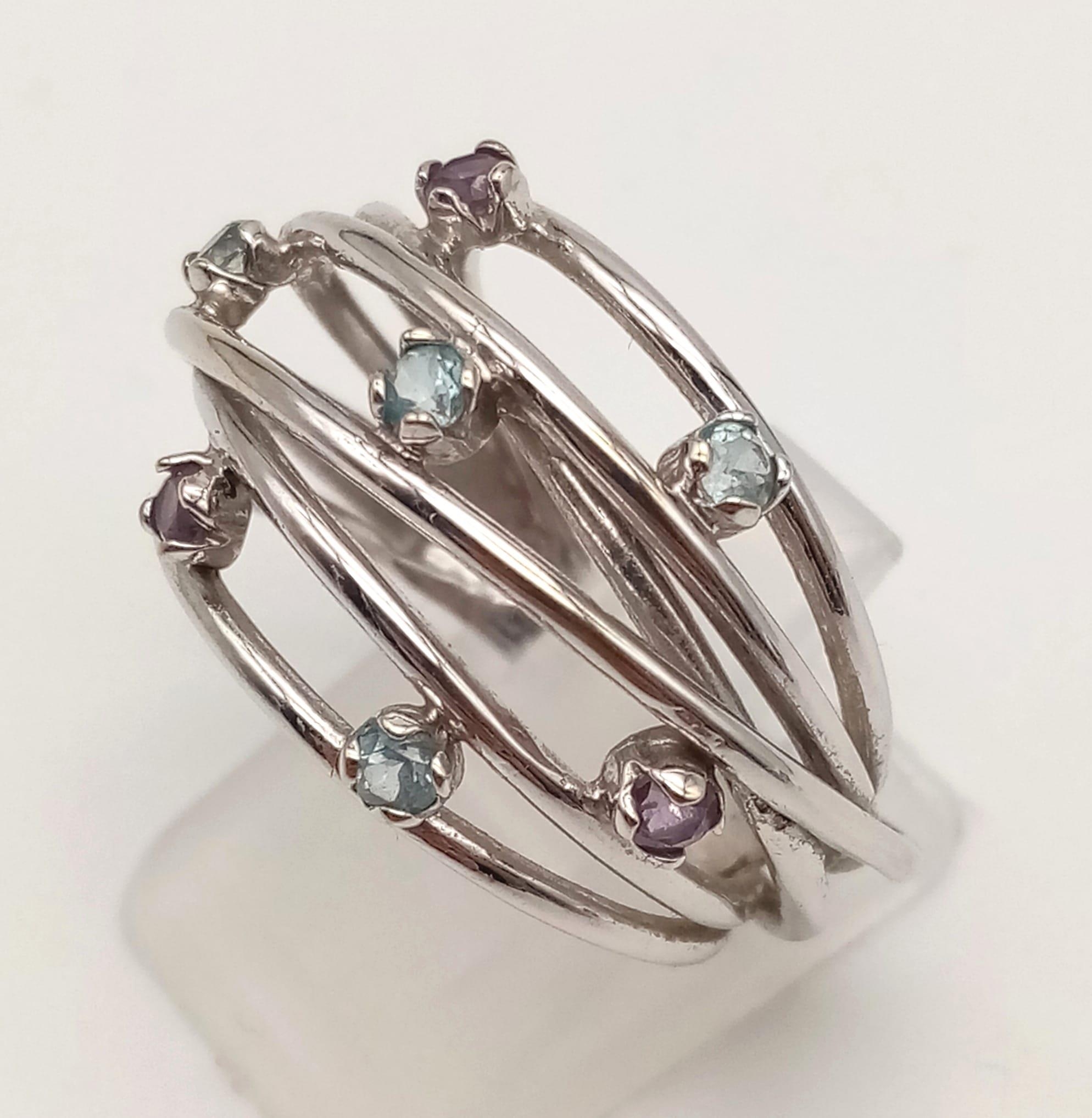 An 18K White Gold Amethyst and Aquamarine Coil Ring and a Pair of Coil Hoop Earrings Set. Ring - Image 12 of 20