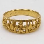 An 18 K yellow gold ring with pierced design. Ring size: X, weight: 7.4 g.