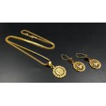 An 18 K yellow gold lot consisting of a pendant with 51 cm chain AND a pair of filigree earrings