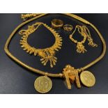 An interesting lot of high carat yellow gold group of items (possibly Indian). Total weight: 117 g.