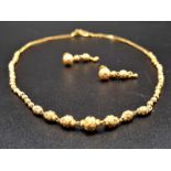 An 18 K yellow gold Indian necklace and earrings set. Necklace length: 42 cm, earrings length: 2.7