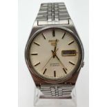 A Vintage Seiko 5 Automatic Gents Watch. Stainless steel strap and case - 36mm. Champagne dial