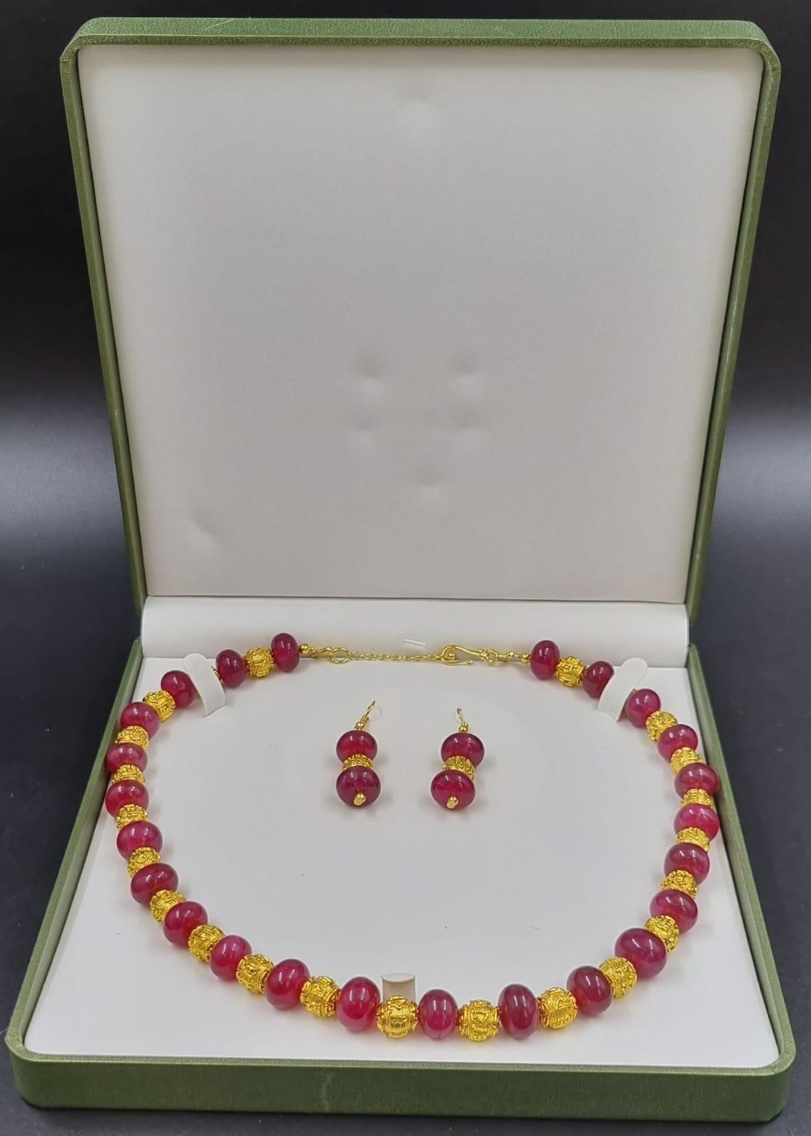 A sophisticated, Chinese, necklace and earrings set with large ruby cabochons (12 mm) and 18 K - Image 6 of 6