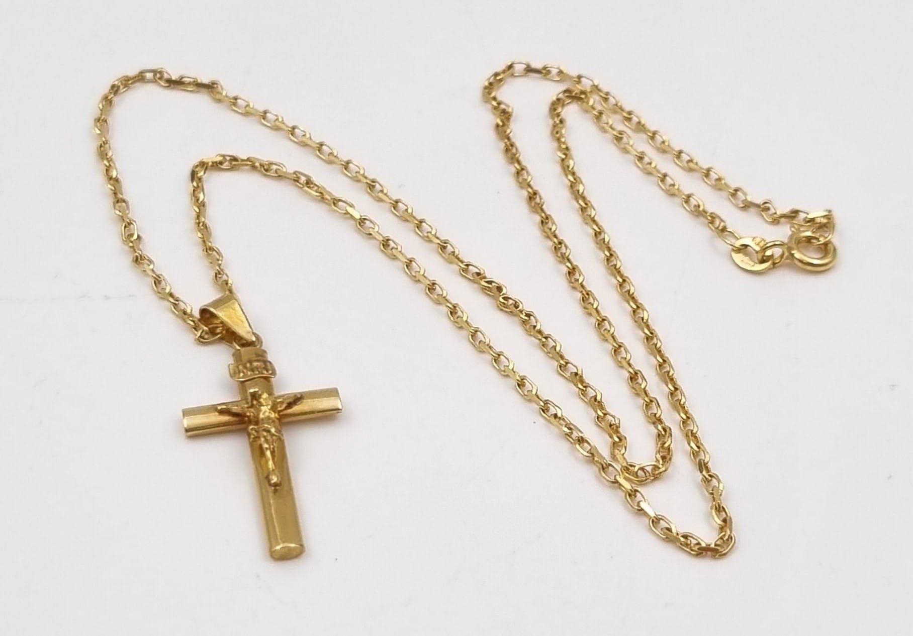 A 9K yellow Gold Crucifix on a 9K Yellow Gold Belcher Link Necklace. 25mm and 44cm. 3.33g.