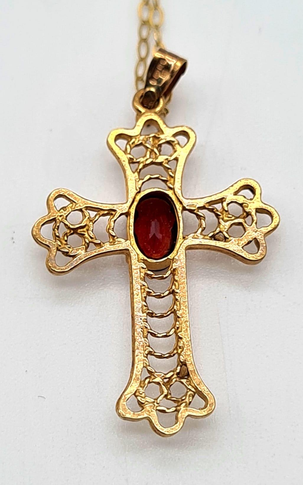 A 9K Yellow Gold Cross with Garnet Centre Stone on a 9K Yellow Gold Disappearing Necklace. 25mm - Image 5 of 7