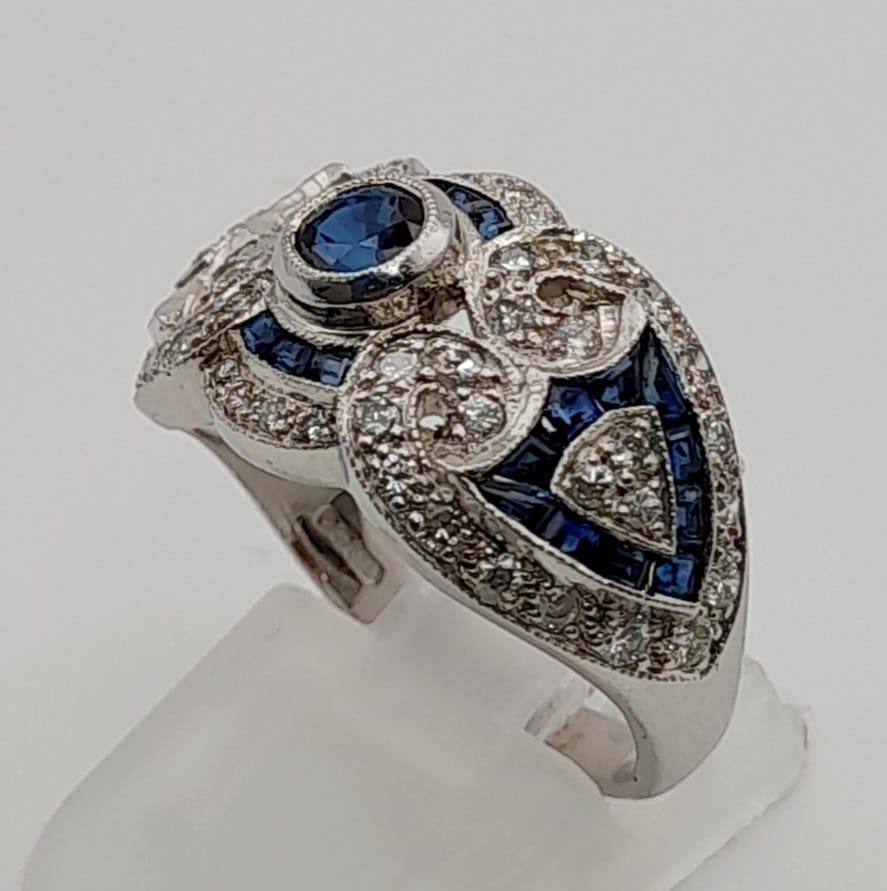 An Art Deco, 18 K white gold (hallmarked) sapphire and diamonds ring. Excellent condition. Ring - Image 2 of 4