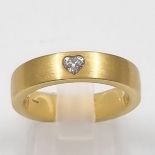 AN 18K YELLOW GOLD RING WITH A 0.14CT HEART SHAPED DIAMOND. 10.3gms size N/O