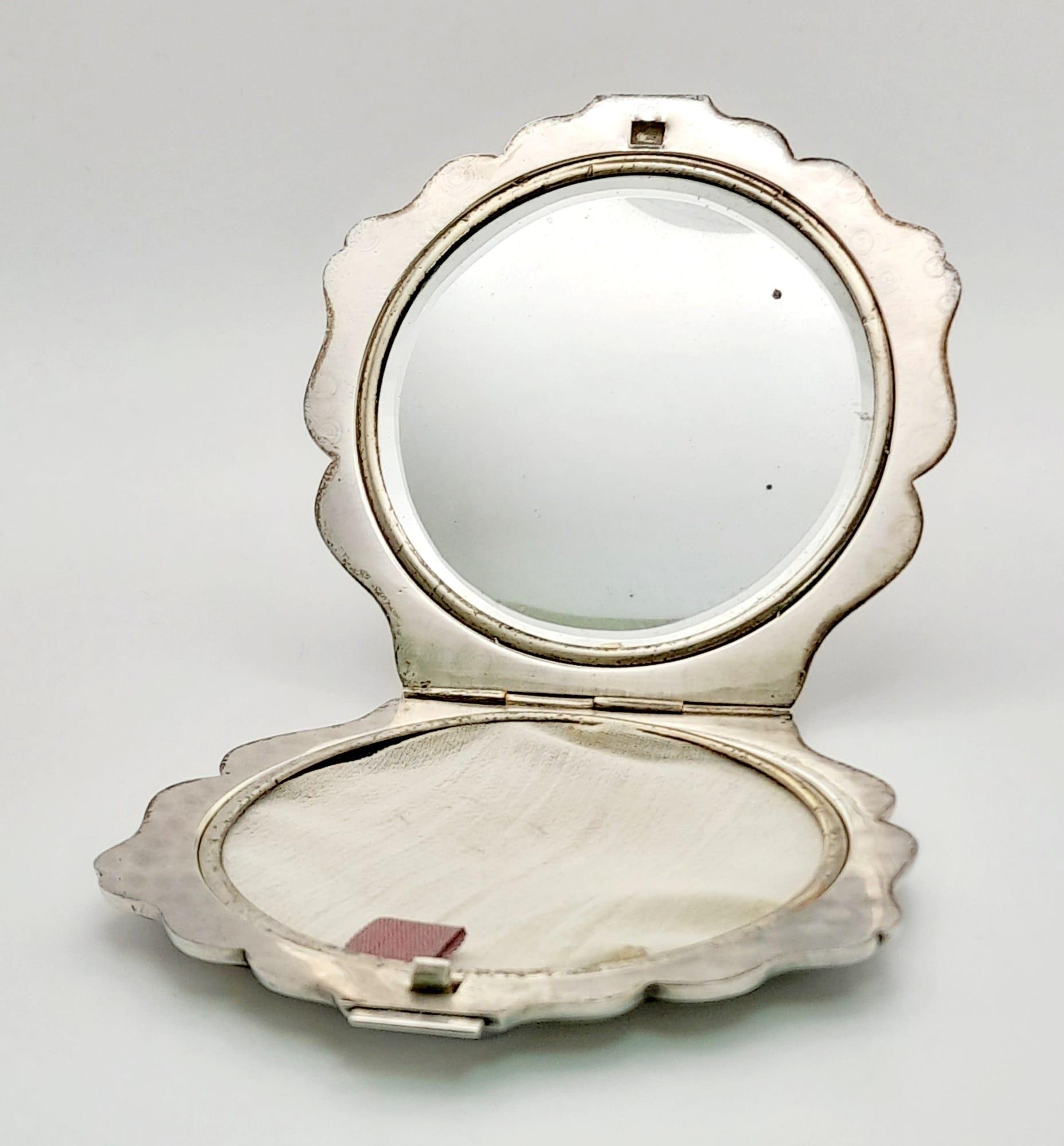 A Vintage Solid Silver Ladies Compact Clam. Clasp slightly tight but still works well. 800 hallmark. - Image 3 of 4