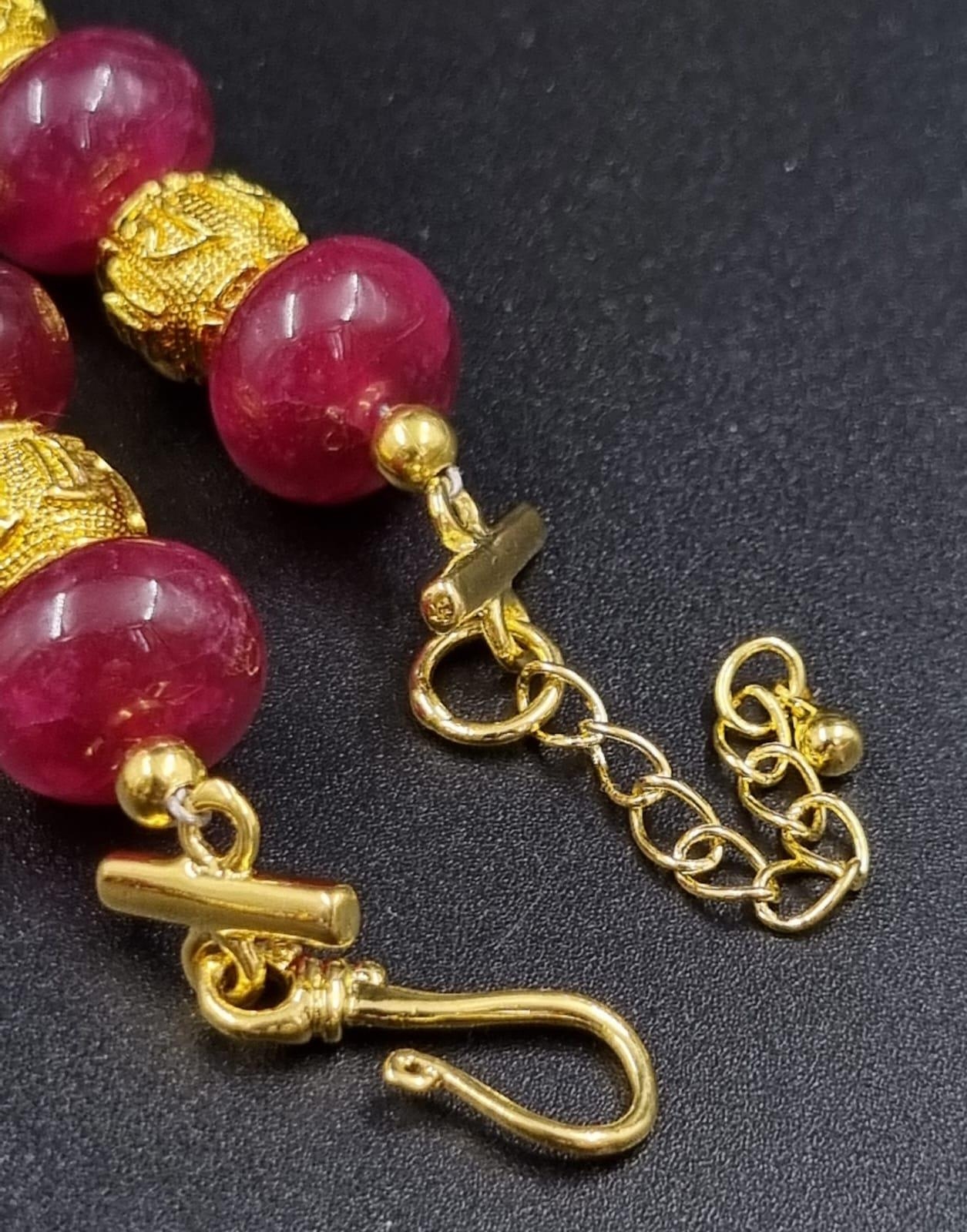 A sophisticated, Chinese, necklace and earrings set with large ruby cabochons (12 mm) and 18 K - Image 4 of 6