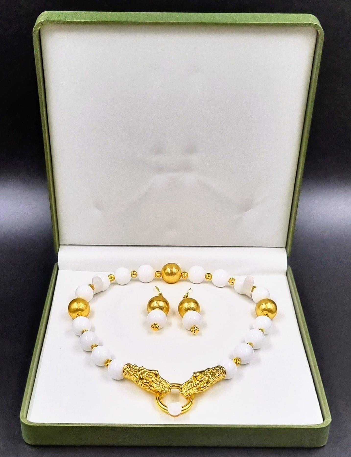 An unusual, Chinese, white jade necklace and earrings set with an 18 K yellow gold plated twin - Image 2 of 5