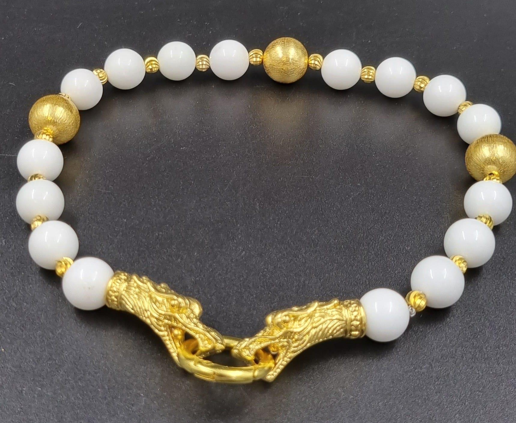 An unusual, Chinese, white jade necklace and earrings set with an 18 K yellow gold plated twin - Image 3 of 5