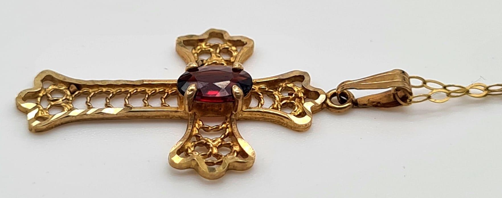 A 9K Yellow Gold Cross with Garnet Centre Stone on a 9K Yellow Gold Disappearing Necklace. 25mm - Image 4 of 7