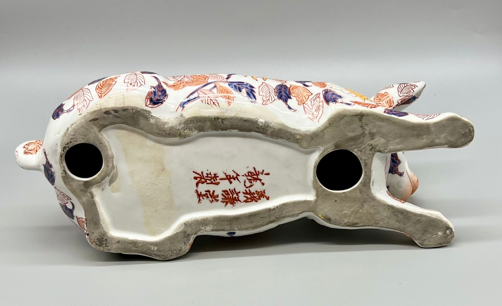 A Japanese, IMARI, ceramic pig, modelled recumbent, with six character mark to base. (Valuation at - Bild 2 aus 4