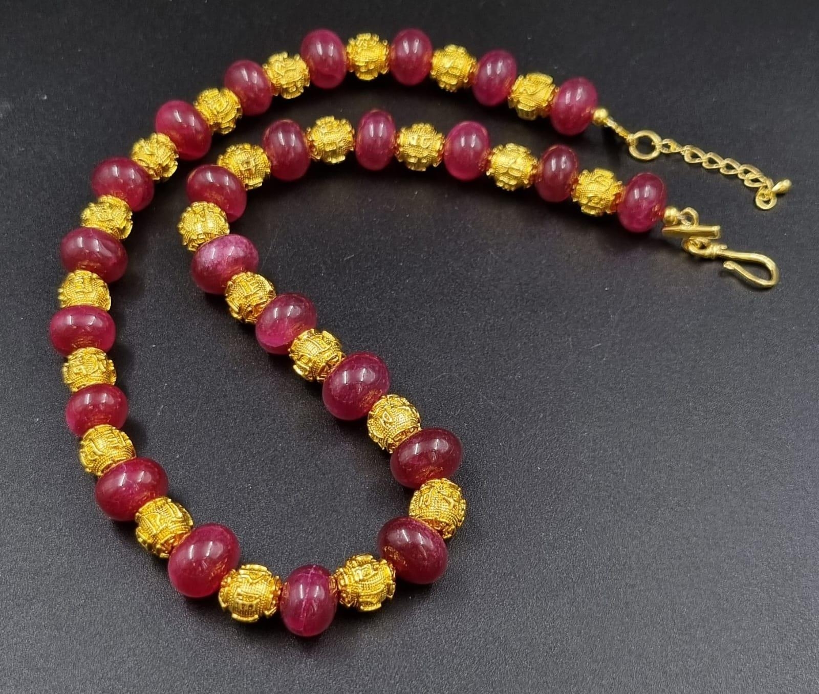 A sophisticated, Chinese, necklace and earrings set with large ruby cabochons (12 mm) and 18 K - Image 2 of 6