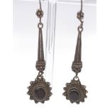 A PAIR OF VINTAGE SILVER AND GARNET DROP EARRINGS. 5.6gms