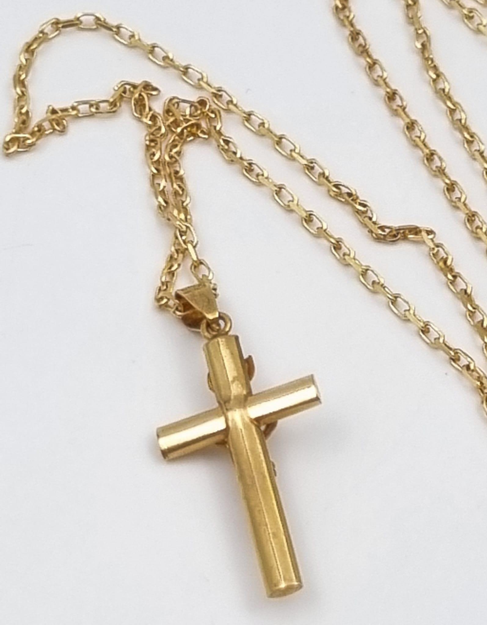 A 9K yellow Gold Crucifix on a 9K Yellow Gold Belcher Link Necklace. 25mm and 44cm. 3.33g. - Image 3 of 4