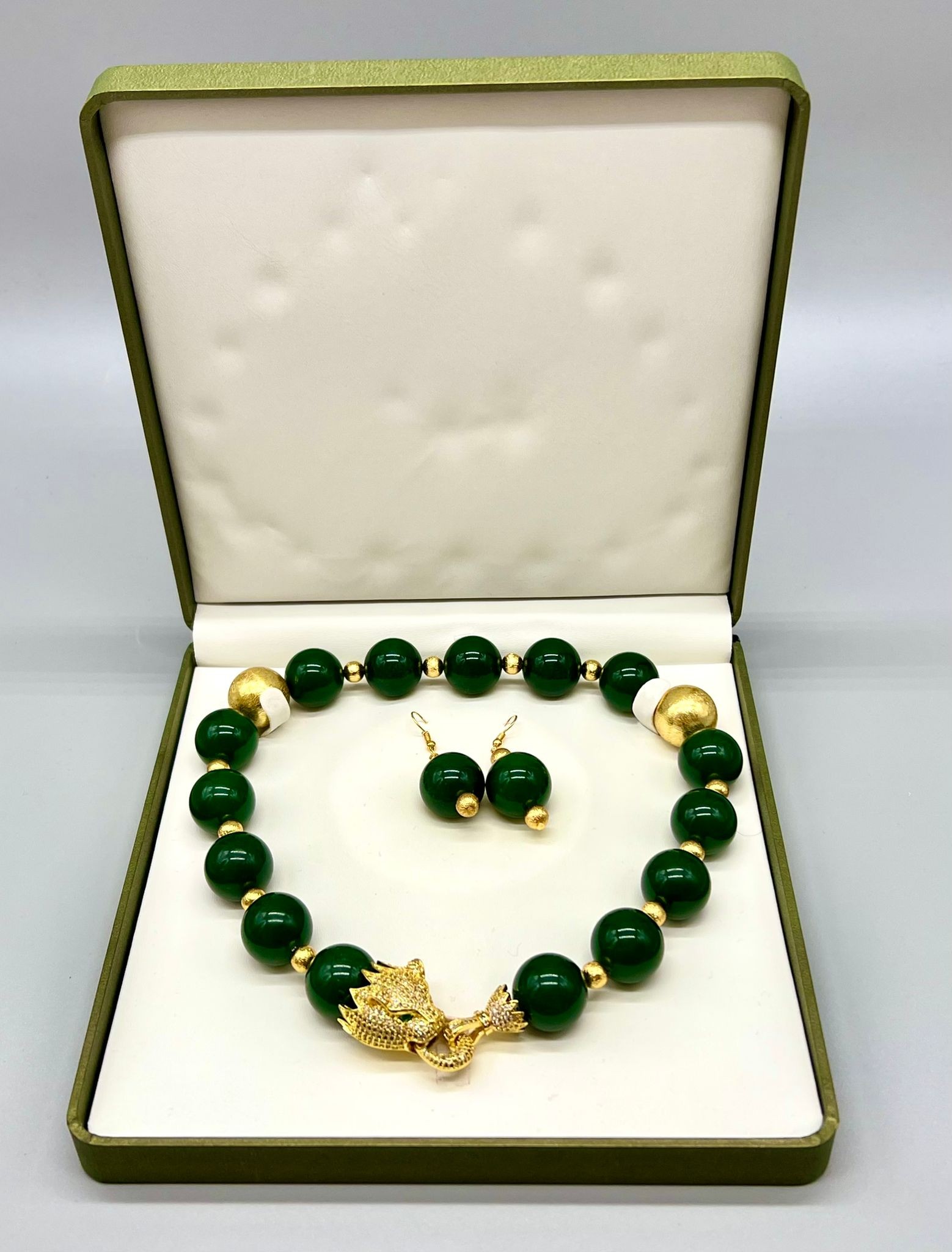 An impressive, Cartier style, dark green jade, large beaded (20 mm), necklace and earrings set, in a - Image 5 of 5