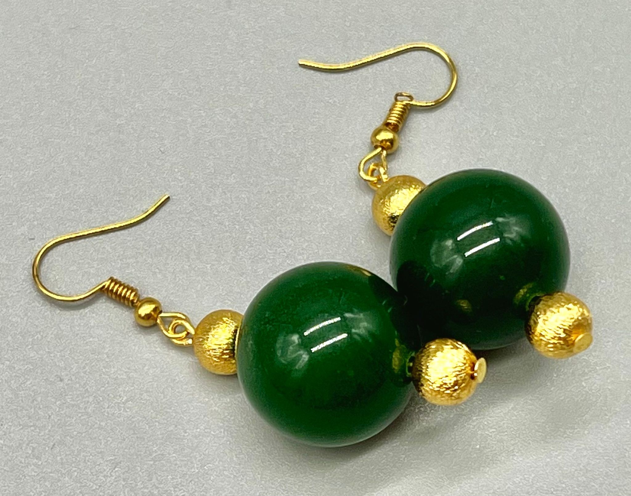 An impressive, Cartier style, dark green jade, large beaded (20 mm), necklace and earrings set, in a - Image 4 of 5