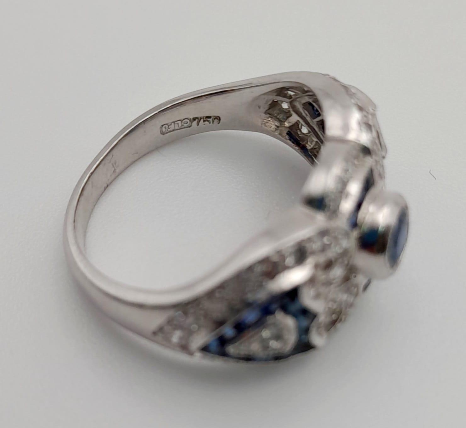 An Art Deco, 18 K white gold (hallmarked) sapphire and diamonds ring. Excellent condition. Ring - Image 4 of 4