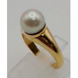 An 18 K yellow gold ring with a perfectly spherical white genuine pearl. Excellent condition. Ring