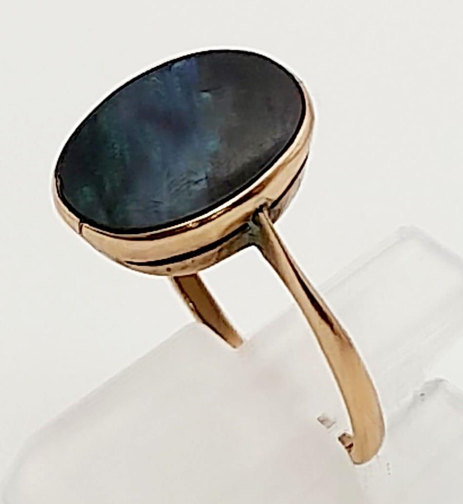 A Vintage 9K Yellow Gold Australian Black Opal Ring. Size O. 2g total weight. - Image 2 of 4